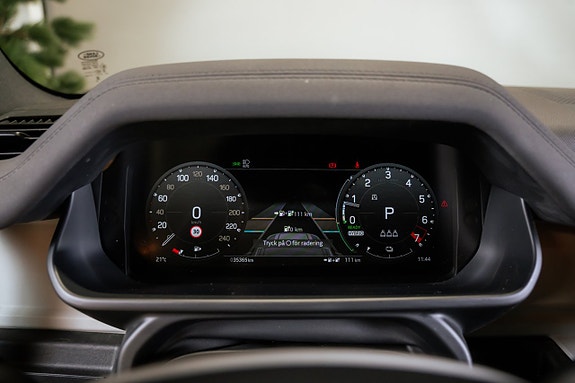 Land Rover Defender 110 17 of 30