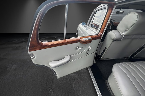 Mercedes-Benz 220 S 17 of 19
