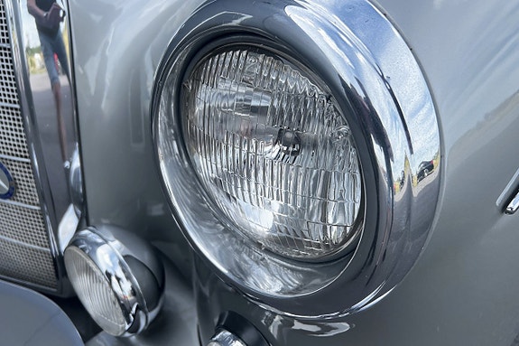 Mercedes-Benz 220 S 9 of 19