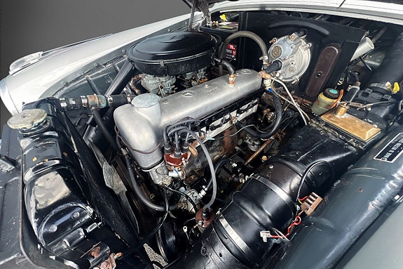Mercedes-Benz 220 S 6 of 19