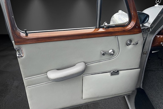 Mercedes-Benz 220 S 12 of 19