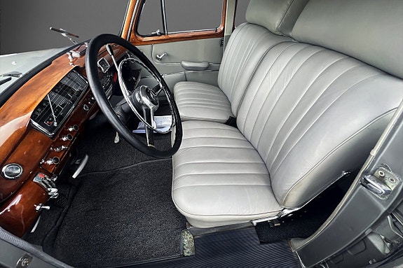 Mercedes-Benz 220 S 13 of 19