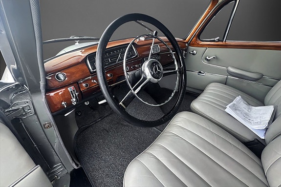 Mercedes-Benz 220 S 14 of 19