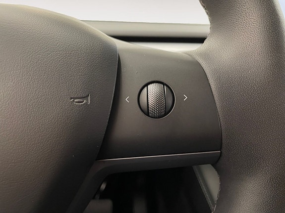 Tesla Model Y 21 of 22