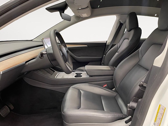 Tesla Model Y 9 of 22