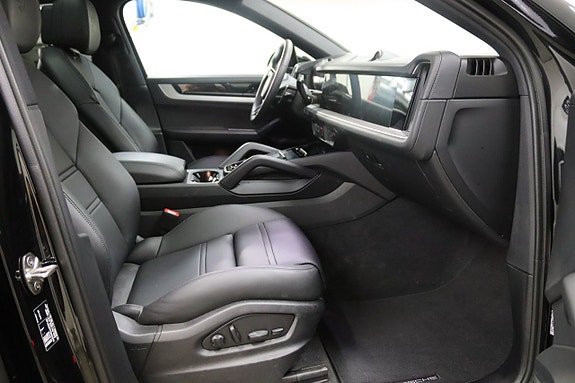 Porsche Cayenne 17 of 26