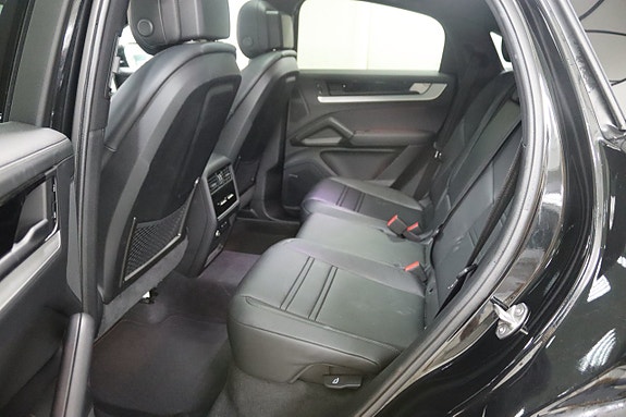 Porsche Cayenne 16 of 26