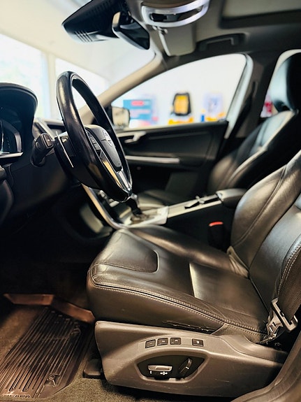Volvo XC60 14 of 23