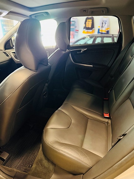 Volvo XC60 16 of 23