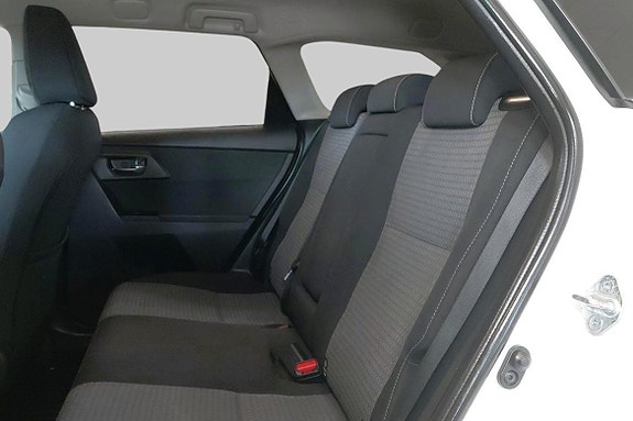 Toyota Auris 8 of 11