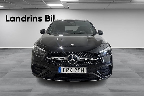 Mercedes-Benz GLA 200 2 of 14