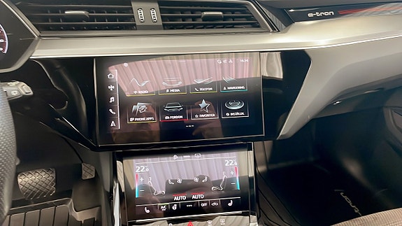 Audi e-tron 10 of 15