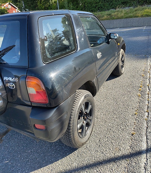 Toyota RAV4 4 of 8