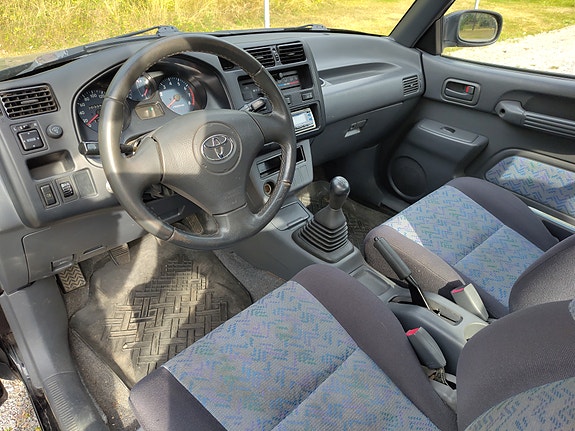 Toyota RAV4 7 of 8