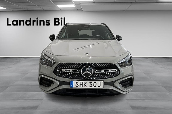 Mercedes-Benz GLA200 2 of 14