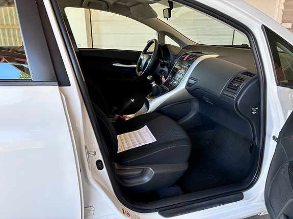 Toyota Auris 8 of 10