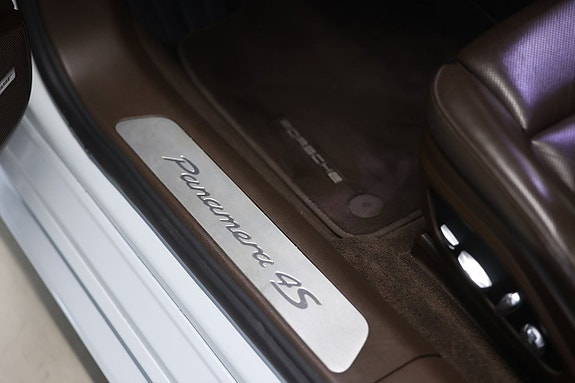 Porsche Panamera 4S 19 of 29