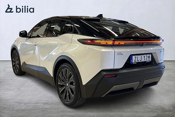 Toyota C-HR 2 of 21