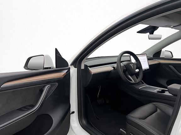 Tesla Model Y 12 of 30