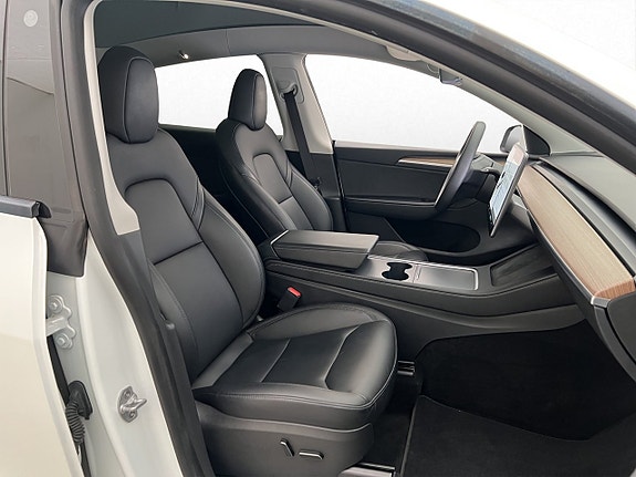 Tesla Model Y 16 of 30