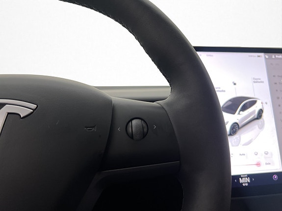 Tesla Model Y 21 of 30