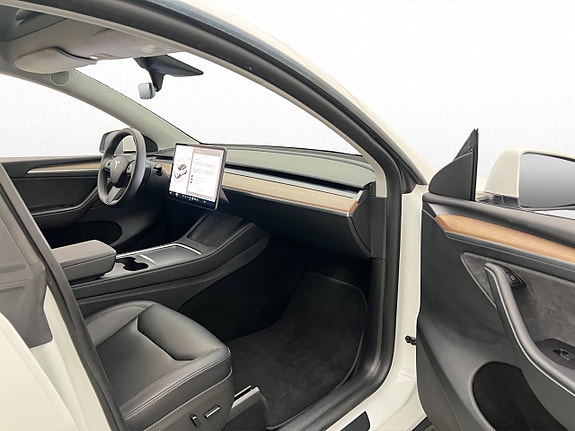 Tesla Model Y 17 of 30