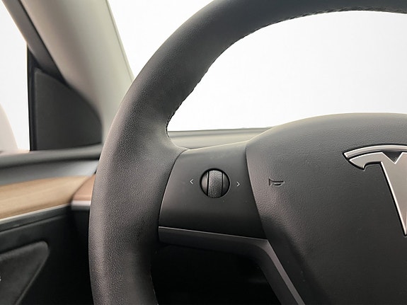 Tesla Model Y 20 of 30