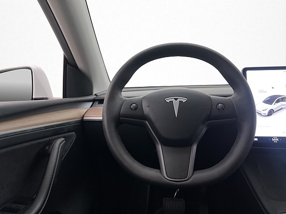 Tesla Model Y 15 of 30