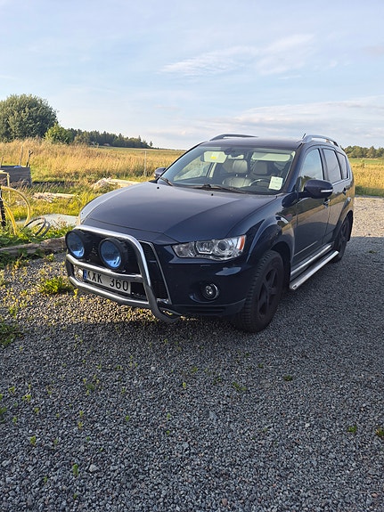 Mitsubishi Outlander 2 of 7