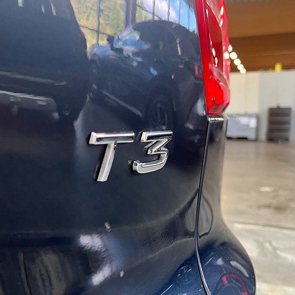 Volvo XC40 7 of 13