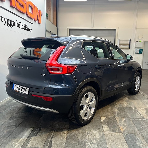 Volvo XC40 4 of 13