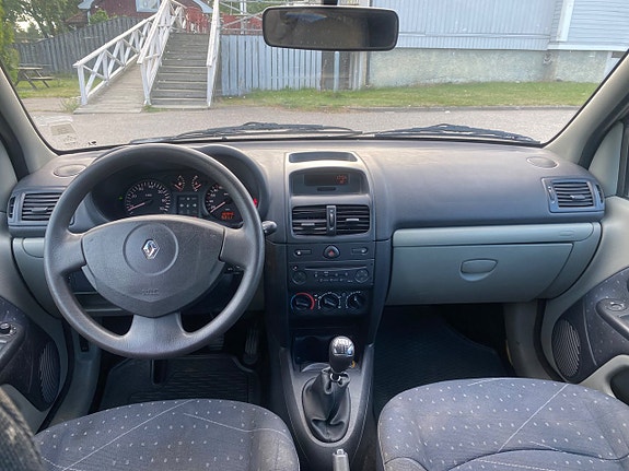 Renault Clio 11 of 14