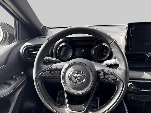 Toyota Yaris 10 of 15