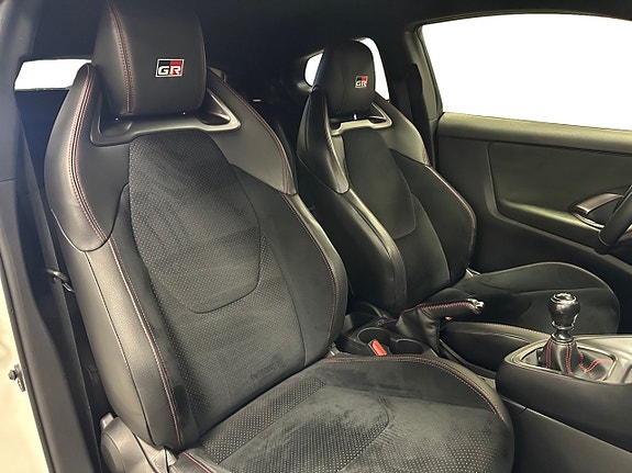 Toyota Yaris 13 of 17