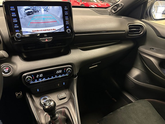 Toyota Yaris 11 of 17