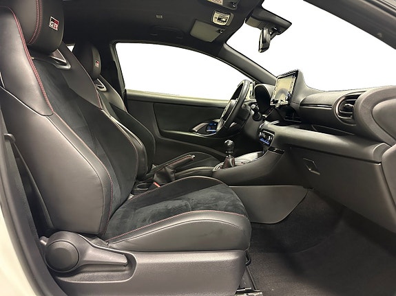 Toyota Yaris 12 of 17