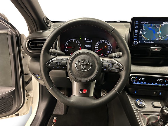 Toyota Yaris 14 of 17