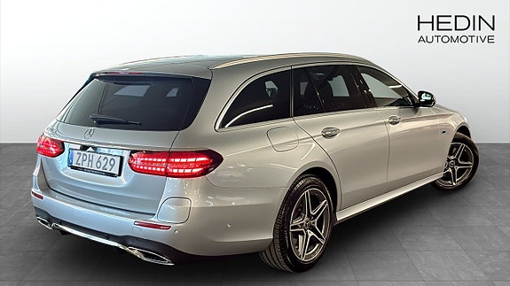 Mercedes-Benz E300 de 2 of 12