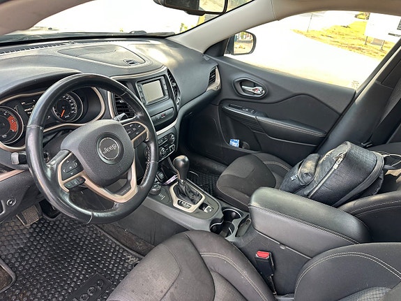 Jeep Cherokee 8 of 8