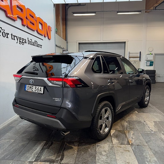 Toyota RAV4 4 of 12