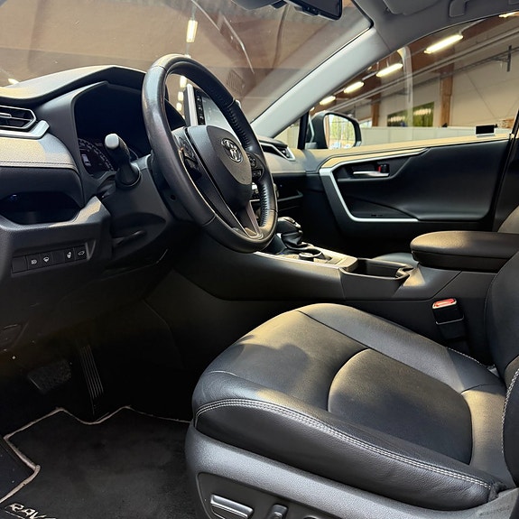Toyota RAV4 9 of 12