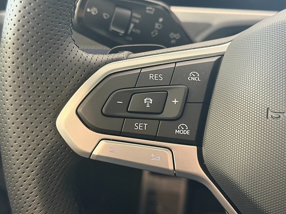 Volkswagen Passat 16 of 30