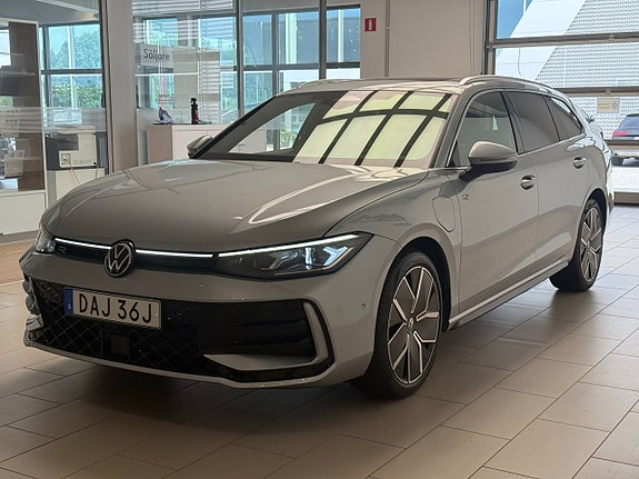 Volkswagen Passat 2 of 30