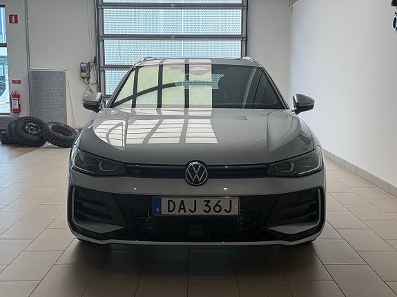 Volkswagen Passat 3 of 30