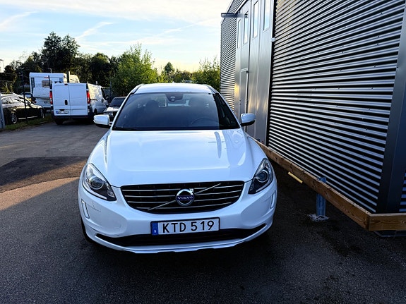 Volvo XC60 2 of 19