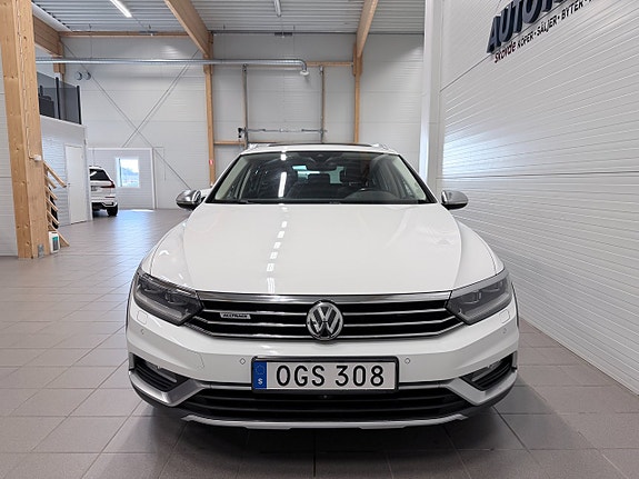 Volkswagen Passat Alltrack 2 of 19