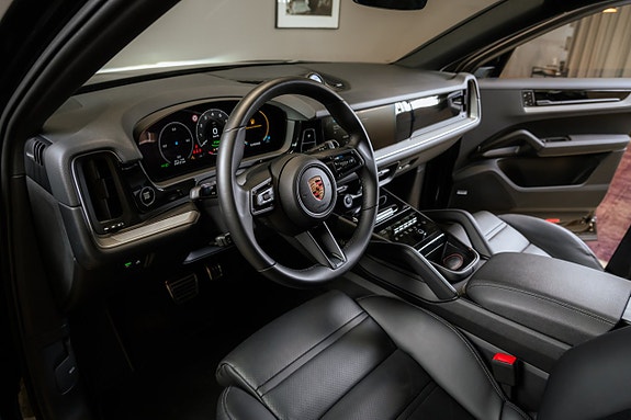 Porsche Cayenne 13 of 30