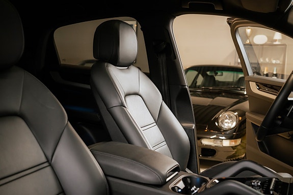 Porsche Cayenne 26 of 30