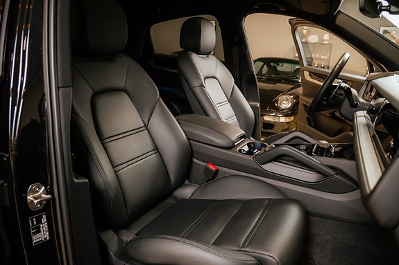Porsche Cayenne 21 of 30