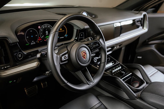 Porsche Cayenne 14 of 30
